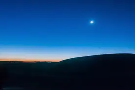 “沙漠之舟”风采——昂头天外，导引着旅行者走向黎明的地平线图片
