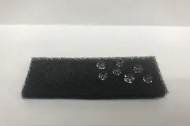 科学家创造可重复使用的海绵，可有效吸收溢油图片