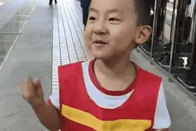 小朋友遇消防员出警秒变迷弟，网友：这才是该追的人图片
