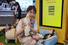 撸猫撸狗已是平常，撸鸭撸刺猬正流行图片