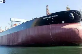 国产30万吨级无限航区船型油轮顺利交付使用图片