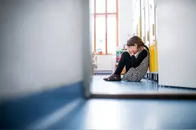 广东一老师用圆规扎未完成作业学生，被警方控制调查！官方通报来了图片