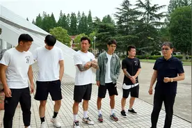 众弟子回崇明探望徐根宝，范志毅：一定要学会感恩图片