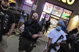 白人“红脖民团”持枪上街誓言保卫商店 特朗普：抢劫开始射击就开始图片
