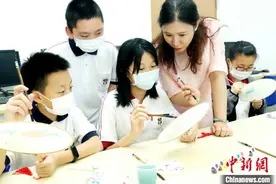 台湾学生苏州亲身体验非遗传统之美图片