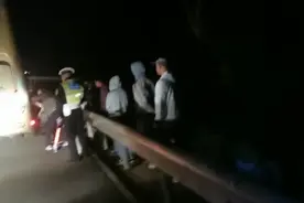 30秒丨跨省复工专车夜里故障停在路边 威海高速交警助力解困视频封面