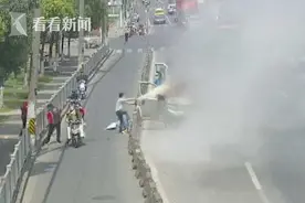 “教科书式”自救！面包车冒烟自燃 司机一顿操作让消防员都佩服图片