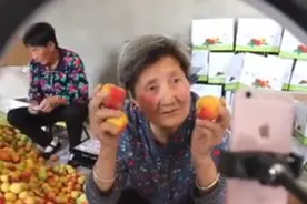 为替孙子分忧，西安80岁奶奶直播带货，牙都没了结果火了图片