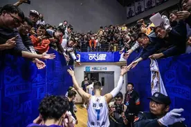 特写｜林书豪这一年：他架设了一座爱与感恩的桥梁图片