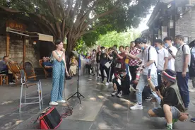 行业观察｜停工4个月的街头艺人，重回成都街头的第一天图片