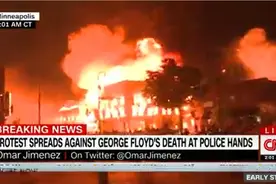 凌晨四点示威者还在闹！美国警察穿防暴装备、持警棍上阵驱散图片