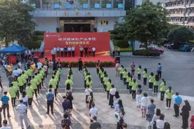 全国首家螺蛳粉产业学院揭牌将招生，设食品检测、设备维修等专业图片