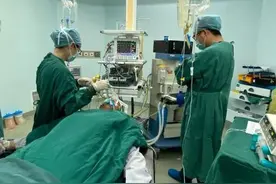 杭州男子每天咳嗽，同事都怕了，医生从肺里洗出80瓶“牛奶”图片