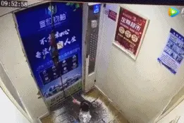 惊险！2岁女童因它悬空挂在电梯门上！这东西不少父母也在给孩子用图片