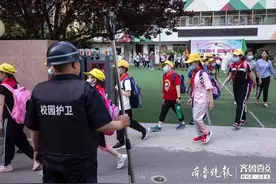 又见小学放学时图片