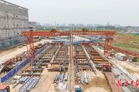 1200吨钢材焊接拼成“管桥”，芯片厂房主动脉打通图片
