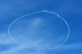 英国退役飞行员驾驶飞机在天空画出笑脸 为当地人送去欢乐图片