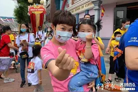 和熊大熊二一起奔跑！战疫情报员和宝宝欢乐开跑图片