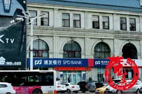 和平路浦发银行楼顶私建彩钢房 已被列入拆除程序图片