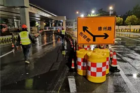 记者直击：昨晚卢浦大桥往济阳路主线段交通正式封闭图片