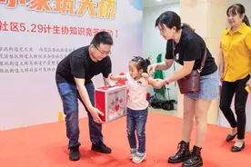 大桥社区：贫困邻里一家住院 “楼栋邻里节”上演暖心募捐图片