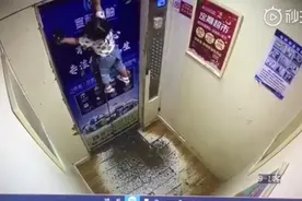 惊险！2岁女童因遛娃神器被挂电梯门上，安全绳竟成隐患图片