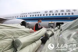 南航在广西执行首个“客改货”航班 6吨物资运往胡志明市图片