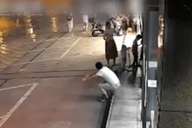 玻璃门倾倒瞬间，她徒手挡住救了3个孩子图片