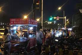 成都地摊经济复苏：摊主小推车谋生计，市民赞烟火气又回来了图片