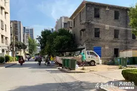 市民吐槽很难闻~泰安一小区内垃圾桶露天放，距居民楼仅五六米图片
