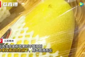 男子削芒果捅破动脉，医生暴露高强度射线下按压2小时图片