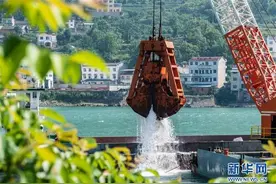 三峡两坝间航道治理加紧施工图片