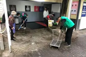 他用垃圾做了一辆垃圾手推车来运垃圾图片
