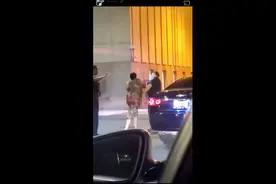 美国警察再被拍下暴力执法，女子遭重拳击倒在地图片