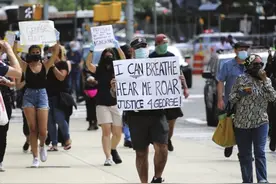 直击美国明尼阿波利斯市抗议示威：当地市长宣布宵禁，通讯员出门时带着枪，一路上战战兢兢图片