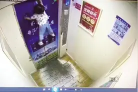 湖北大冶：两岁女娃被安全绳吊起悬空1分钟图片