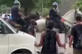 美国警察骑马踩踏示威者，围观群众激烈不满图片