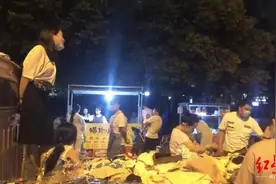 地摊经济火了！成都女子摆摊赚钱买车，江西小伙慕名来拜师图片