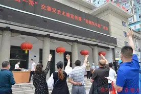 答题奖头盔，钟祥交警让老百姓把平安“戴”回家图片