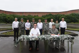 去靶场体验实弹射击 上海水务局直属企业开展“军营一日”活动图片