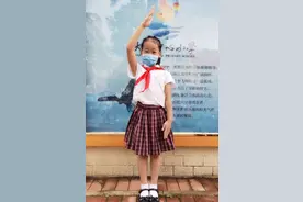 我戴上了红领巾，奶奶也是戴红领巾的“小朋友”图片