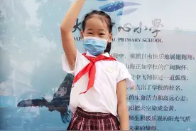 我戴上了红领巾，奶奶也是戴红领巾的“小朋友”图片