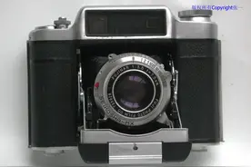 1956年制造的日本富士Super Fujica Six折叠皮腔照相机图片