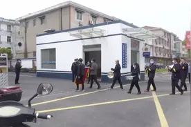 锣鼓喧天！感谢民警送儿子就医 爸爸带50人送上“最高礼仪”图片
