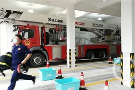 亲子活动刚开始警铃响起！消防员爸爸换装出警看呆宝宝图片