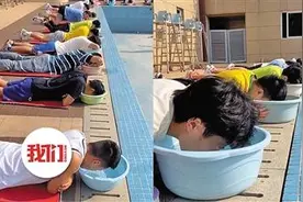 游泳课新形式：脸浸入盆中克服恐惧心理图片