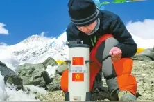 测量仪器上珠峰 全靠人背图片