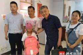 在他们的帮助下去年曾患脑瘤的小女孩又回到了校园图片