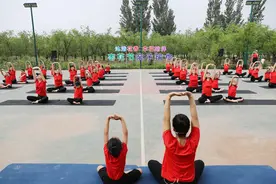 迎“六一”，和妈妈在绿树环绕中一起健身图片