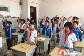 东营市利津县陈庄镇付窝小学举行室内升旗仪式图片